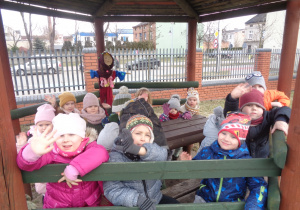 Przedszkolaki pożegnały zimę i kukłę Marzannę